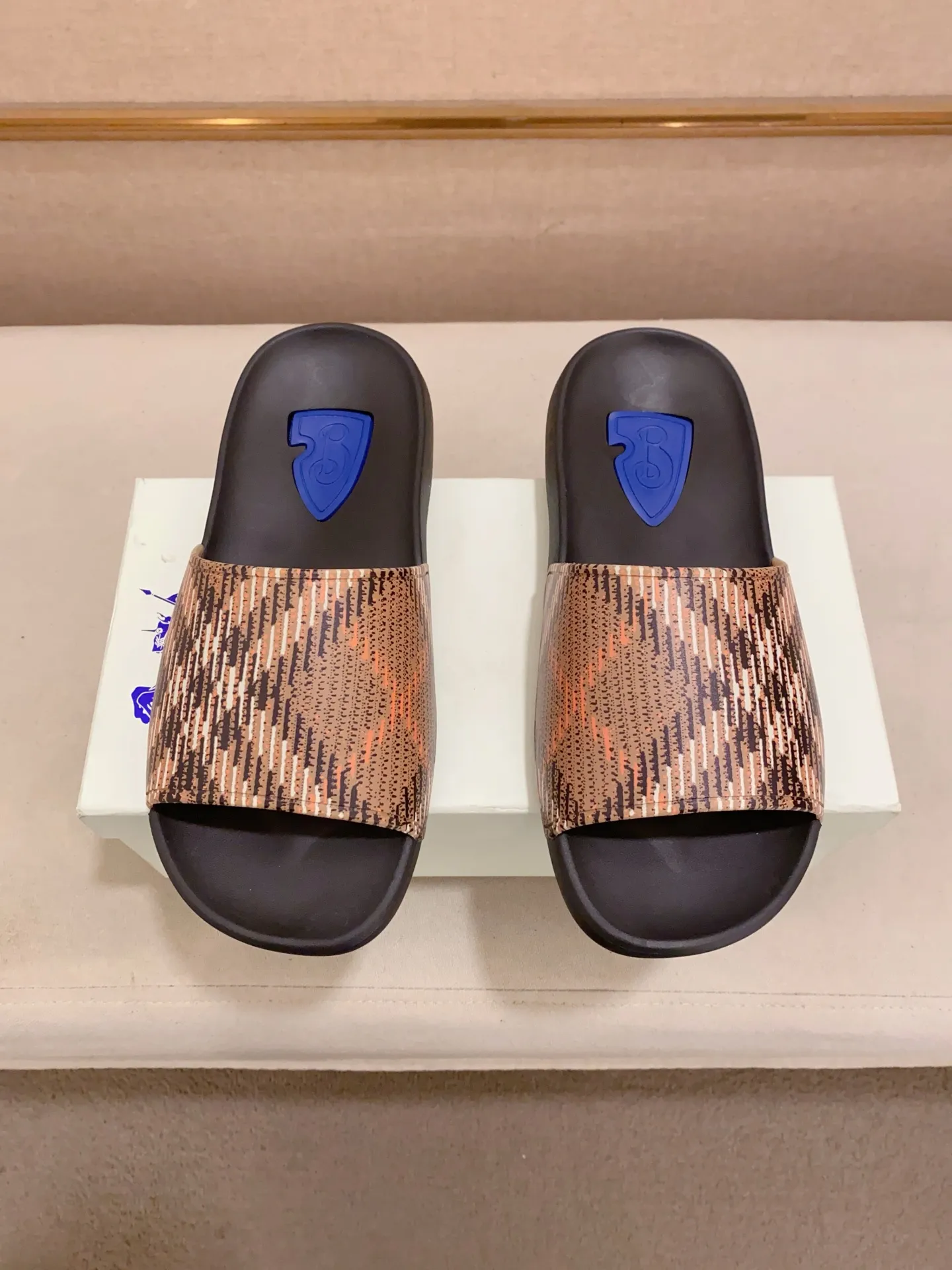 Men's shoes 💰: 320💰 [Burberry slippers] High-end men's shoes brand official website 1:1 latest masterpiece: original mold customization, the fabric is made of imported original rubber material, upgraded outsole, lighter and non-slip. The market's top quality, simple yet tasteful, a must-have for fashionistas, fashionable at your feet, full of confidence, the same style at the counter 👍The season of summer slippers is here. Code: 39-46